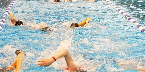 C'est dans une cabine de piscine que cette française est espionnée par un voyeur. Celui-ci a glissé sa spycam sous la paroi pour filmer sa chatte à loisir. Son audace nous permet de nous régaler en admirant cette jeune femme nue. Elle s'habille sans se douter de rien et on peut s'exciter à loisir en la matant. Publié le 14/12/2016.